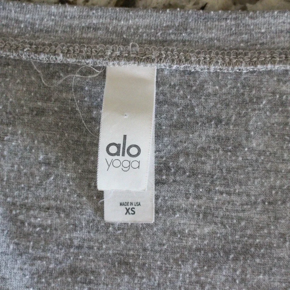 Alo Yoga T-Shirt Top Womens XS Gray Pullover Graphic Tee Short Sleeve Scoop Neck